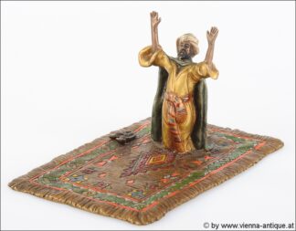 VIENNA BRONZE ARABER BETEND AUF TEPPICH