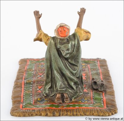 VIENNA BRONZE ARABER BETEND AUF TEPPICH – Bild 4