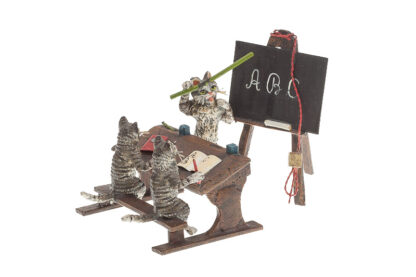 Bronzefigur Katzenszene in der Schule