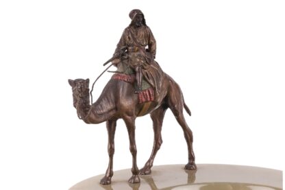 Visitkartenschale mit Bronzefigur Araber auf Kamel – Bild 3