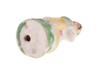 Miniatur Porzellanfigur Frau mit Muff1