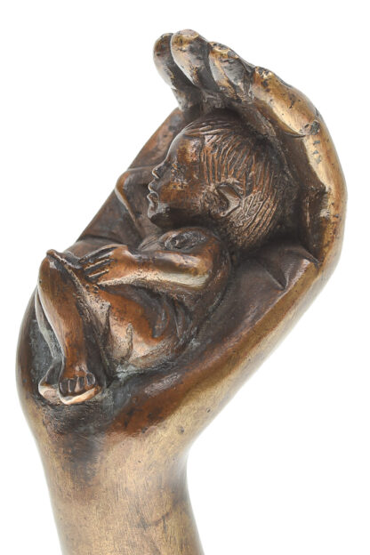 Bronzefigur schützende Hand mit Kind – Bild 2