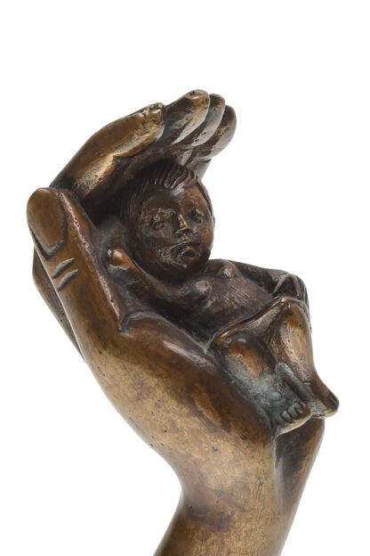 Bronzefigur schützende Hand mit Kind – Bild 3