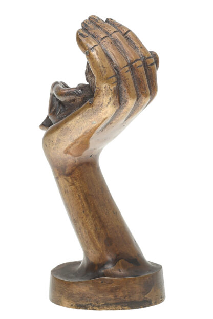 Bronzefigur schützende Hand mit Kind – Bild 5
