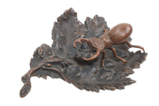Bronzefigur Hirschkäfer auf Eichenblatt