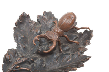 Bronzefigur Hirschkäfer auf Eichenblatt – Bild 4