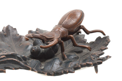 Bronzefigur Hirschkäfer auf Eichenblatt – Bild 5