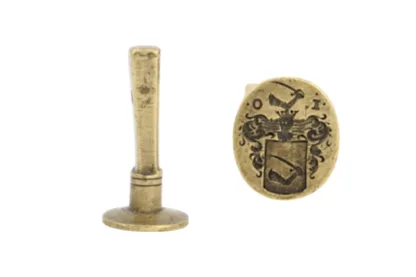 Hier sehen Sie eine Bronze Petschaft mit einer Wappengravur. Die Gravur zeigt die Buchstaben I. und O., sowie zwei Arme, die Säbel halten. Die Petschaft ist ca 4,5 cm hoch und stammt vermutlich aus der Zeit zwischen 1820-1850. Der Siegelstempel ist in einem guten gebrauchten Zustand.