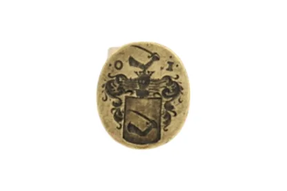 Hier sehen Sie eine Bronze Petschaft mit einer Wappengravur. Die Gravur zeigt die Buchstaben I. und O., sowie zwei Arme, die Säbel halten. Die Petschaft ist ca 4,5 cm hoch und stammt vermutlich aus der Zeit zwischen 1820-1850. Der Siegelstempel ist in einem guten gebrauchten Zustand.