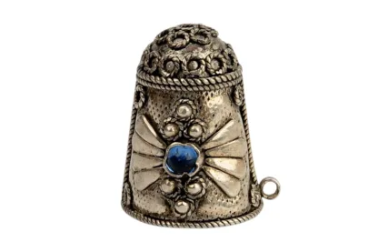 Silberner Fingerhut mit Ornamenten und blauen Schmucksteinen – Bild 2