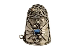 Silberner Fingerhut mit Ornamenten und blauen Schmucksteinen Sammlerstück Fingerhut, thimble, silver, silber, Vintage