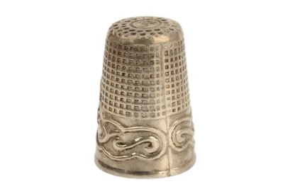 Silberner Fingerhut mit Jugendstil Reh Motiv Sammlerstück Hier sehen Sie einen alten silbernen Fingerhut mit einer erhabenen Jugendstil Prägung, Fingerhut, thimble, silver, silber, Vintage