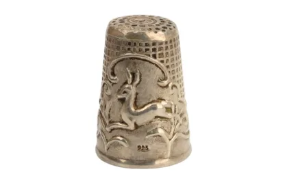 Silberner Fingerhut mit Jugendstil Reh Motiv Sammlerstück Silberner Fingerhut mit Jugendstil Reh Motiv Sammlerstück Hier sehen Sie einen alten silbernen Fingerhut mit einer erhabenen Jugendstil Prägung, Fingerhut, thimble, silver, silber, Vintage-183