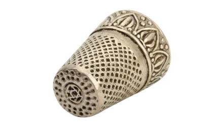 Silberner Fingerhut mit Ornamentband und Davidstern Sammlerstück Hier sehen Sie einen alten silbernen Fingerhut mit einem Davidstern auf der Kuppe und einem ornamentalen Band das den unteren Rand ziert. Fingerhut, thimble, silver, silber, Vintage