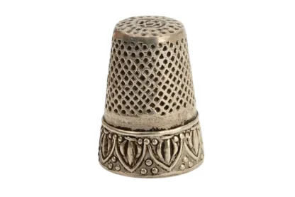 Silberner Fingerhut mit Ornamentband und Davidstern Sammlerstück Hier sehen Sie einen alten silbernen Fingerhut mit einem Davidstern auf der Kuppe und einem ornamentalen Band das den unteren Rand ziert. Fingerhut, thimble, silver, silber, Vintage