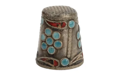 Emaillierter Silberner Fingerhut Sammlerstück Hier sehen Sie einen alten silbernen Fingerhut mit Emaileinlage in Blau und Rot. Der Fingerhut trägt eine 935 Silberpunze. Fingerhut, thimble, silver, silber, Vintage