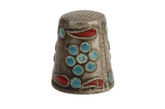 Emaillierter Silberner Fingerhut Sammlerstück Hier sehen Sie einen alten silbernen Fingerhut mit Emaileinlage in Blau und Rot. Der Fingerhut trägt eine 935 Silberpunze. Fingerhut, thimble, silver, silber, Vintage