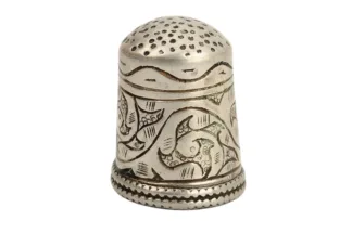 Silberner Fingerhut mit einzigartigem Pflanzenmuster Sammlerstück Hier sehen Sie einen alten silbernen Fingerhut mit einzigartigem Pflanzenmuster. Fingerhut, thimble, silver, silber, Vintage-197