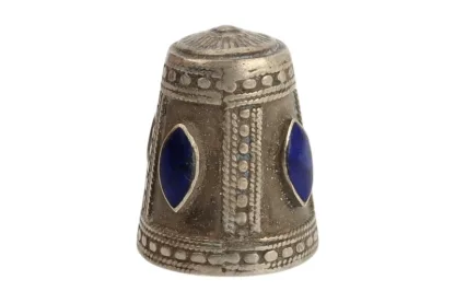 Hier sehen Sie einen silbernen Fingerhut mit vier blauen Steinen und grafischem Punktemuster. Fingerhut, thimble, silver, silber, Vintage