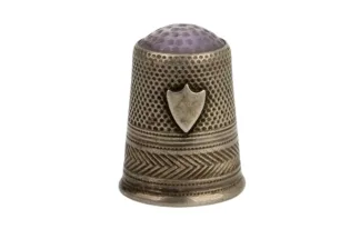 Silberner Fingerhut mit Wappenschild und violettem Glasaufsatz Sammlerstück Fingerhut, thimble, silver, silber, Vintage-254