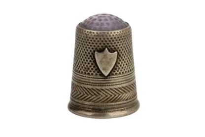 Silberner Fingerhut mit Wappenschild und violettem Glasaufsatz Sammlerstück Fingerhut, thimble, silver, silber, Vintage-254