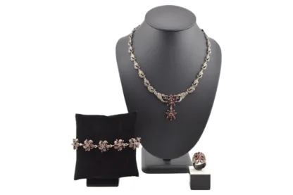 Trachtige silber Parure mit roten Schmucksteinen und Markasiten