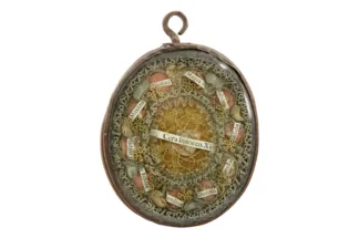 Ovale Reliquie mit Klosterarbeit und Wachsmedaillon