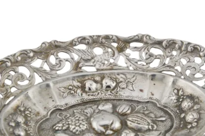 Silber Schälchen mir kunstvoller Obst Prägung
