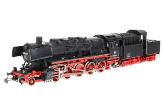 Hier sehen Sie die Lokomotive von Märklin in neuwertigem Zustand und Originalverpackung. Sie ist in der Ausführung Dreileiter Wechselstrom. Märklin H0 3082 Dampflok DB 050 082-7