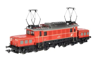 Hier sehen Sie die Lokomotive von Märklin in neuwertigem Zustand und Originalverpackung. Sie ist in der Ausführung Dreileiter Wechselstrom. Märklin H0 33221 ELok ÖBB 1020 024-4