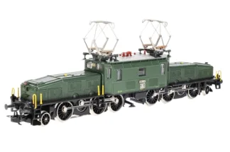 Hier sehen Sie die Lokomotive von Märklin in neuwertigem Zustand und Originalverpackung. Sie ist in der Ausführung Dreileiter Wechselstrom. Märklin H0 3356 ELok I3303