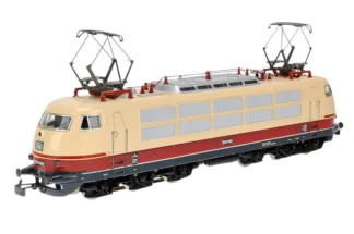 Hier sehen Sie die Lokomotive von Märklin in sehr gutem gebrauchten Zustand. Sie ist in der Ausführung Dreileiter Wechselstrom. Märklin H0 3357 ELok DB E03002