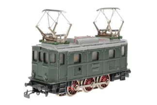 Hier sehen Sie die Lokomotive von Märklin in sehr gutem gebrauchten Zustand. Sie ist in der Ausführung Dreileiter Wechselstrom. Märklin H0 Elok RSM800