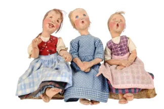 Elli Riehl 3 Mädchen auf Baumstamm sitzend