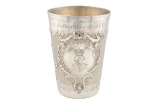 Hier sehen Sie einen Silber Patenbecher mit Königskrone von Sy u. Wagner datiert 1893