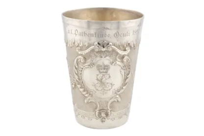 Hier sehen Sie einen Silber Patenbecher mit Königskrone von Sy u. Wagner datiert 1893