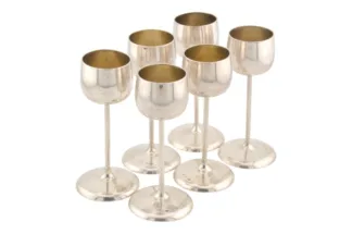 Hier sehen Sie einen feines österreichisches sechs teiliges Silber Likörbecher Set.