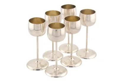 Hier sehen Sie einen feines österreichisches sechs teiliges Silber Likörbecher Set.