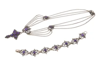 Ornamentales Silber und Amethysten Schmuckset mit Kreuz
