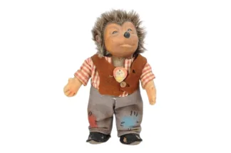 Steiff Figur Mecki mit Schild 17 cm