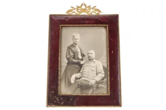 Portraitfoto eines Offiziers der Infanterie der KuK Monarchie mit Frau um 1880