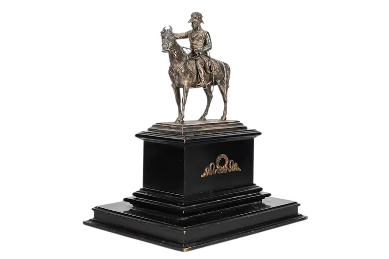 Versilberte Statuette Feldmarschall Radetzky auf Holzsockel 3 Versilberte Statuette Feldmarschall Radetzky auf Holzsockel – Bild 3