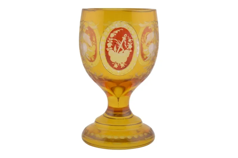 Gelber Glasbecher mit Motivschnitzereien 2 Gelber Glasbecher mit Motivschnitzereien – Bild 2