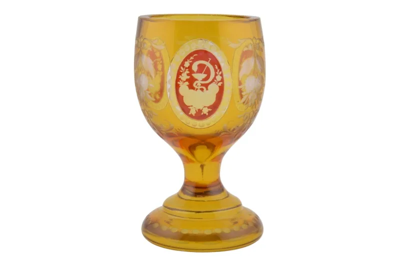 Gelber Glasbecher mit Motivschnitzereien 3 Gelber Glasbecher mit Motivschnitzereien – Bild 3