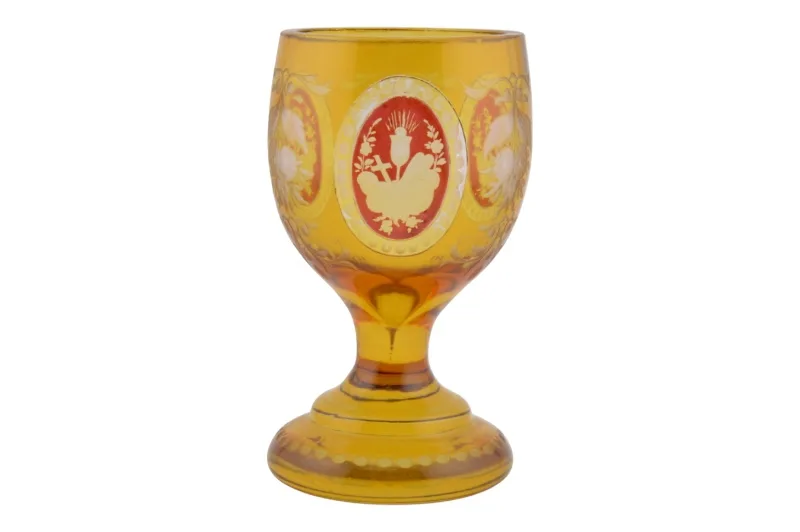 Gelber Glasbecher mit Motivschnitzereien 1 Gelber Glasbecher mit Motivschnitzereien