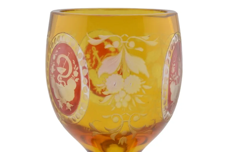 Gelber Glasbecher mit Motivschnitzereien 5 Gelber Glasbecher mit Motivschnitzereien – Bild 5