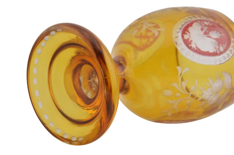 Gelber Glasbecher mit Motivschnitzereien 7 Gelber Glasbecher mit Motivschnitzereien – Bild 7