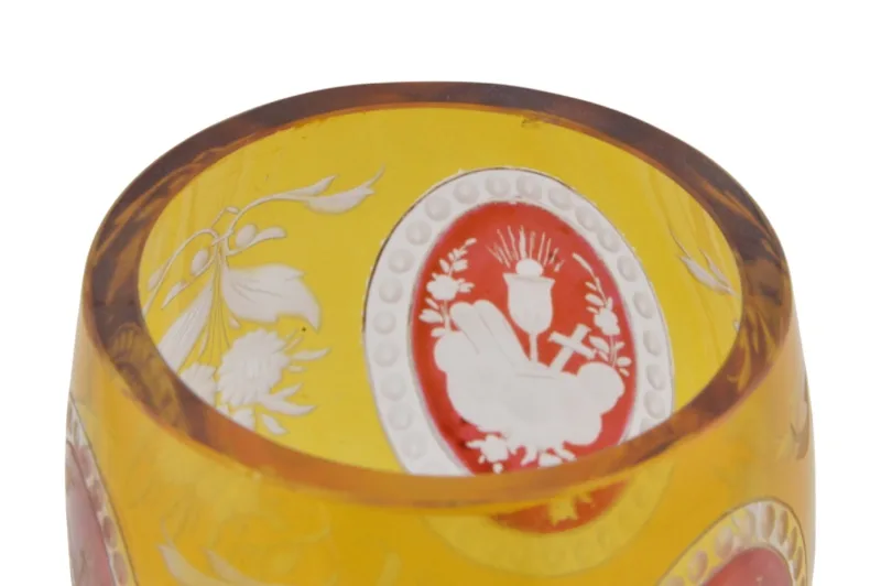 Gelber Glasbecher mit Motivschnitzereien 8 Gelber Glasbecher mit Motivschnitzereien – Bild 8