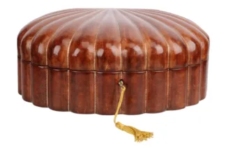 Exklusive Leder Schmuckschatulle in Muschelform