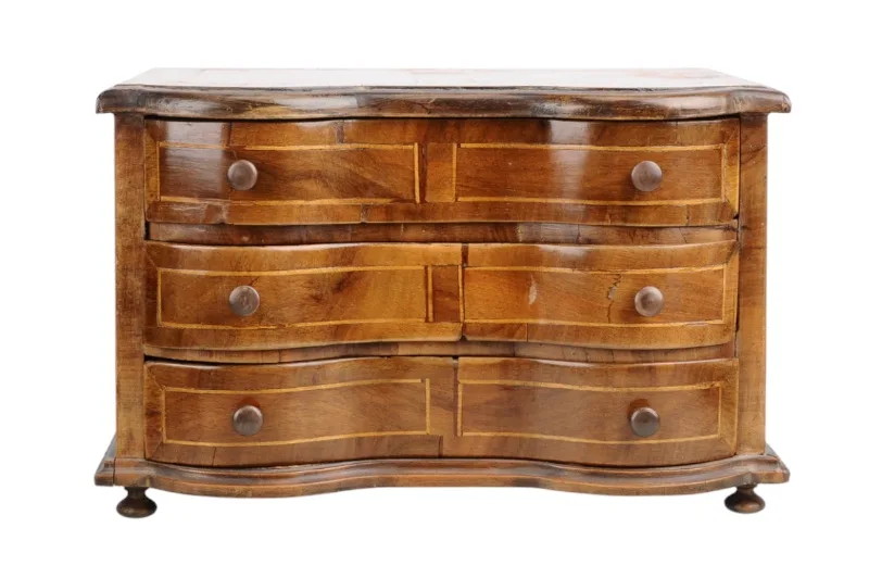 Barock Miniaturkommode mit geschwungener Front 1 Barock Miniaturkommode mit geschwungener Front